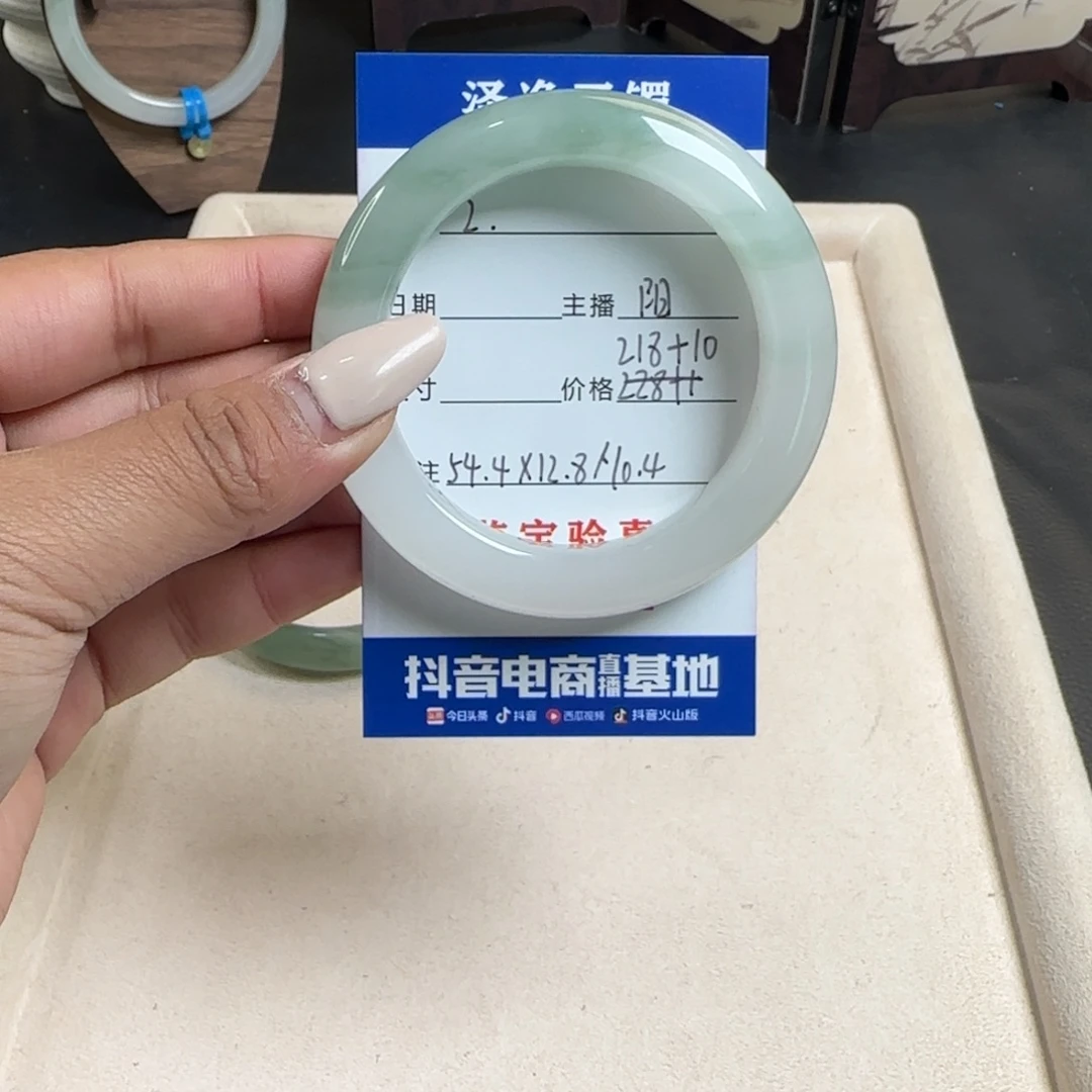 ****卷石英质玉未镶嵌手镯2