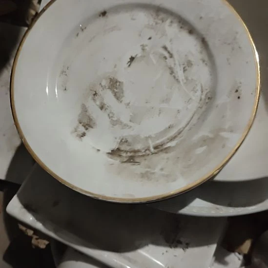 瓷发四个金边盘子口径23（）