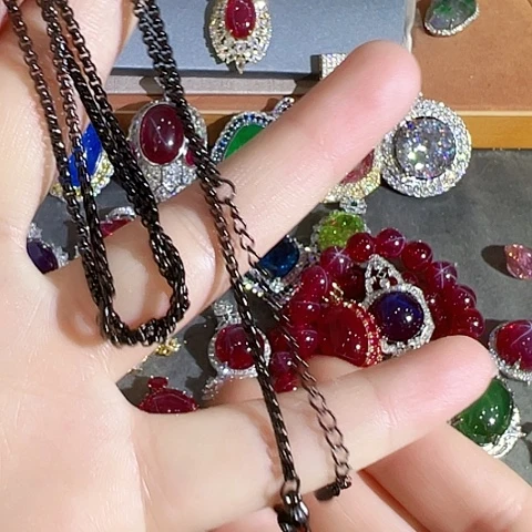 未镶嵌颈饰红宝石