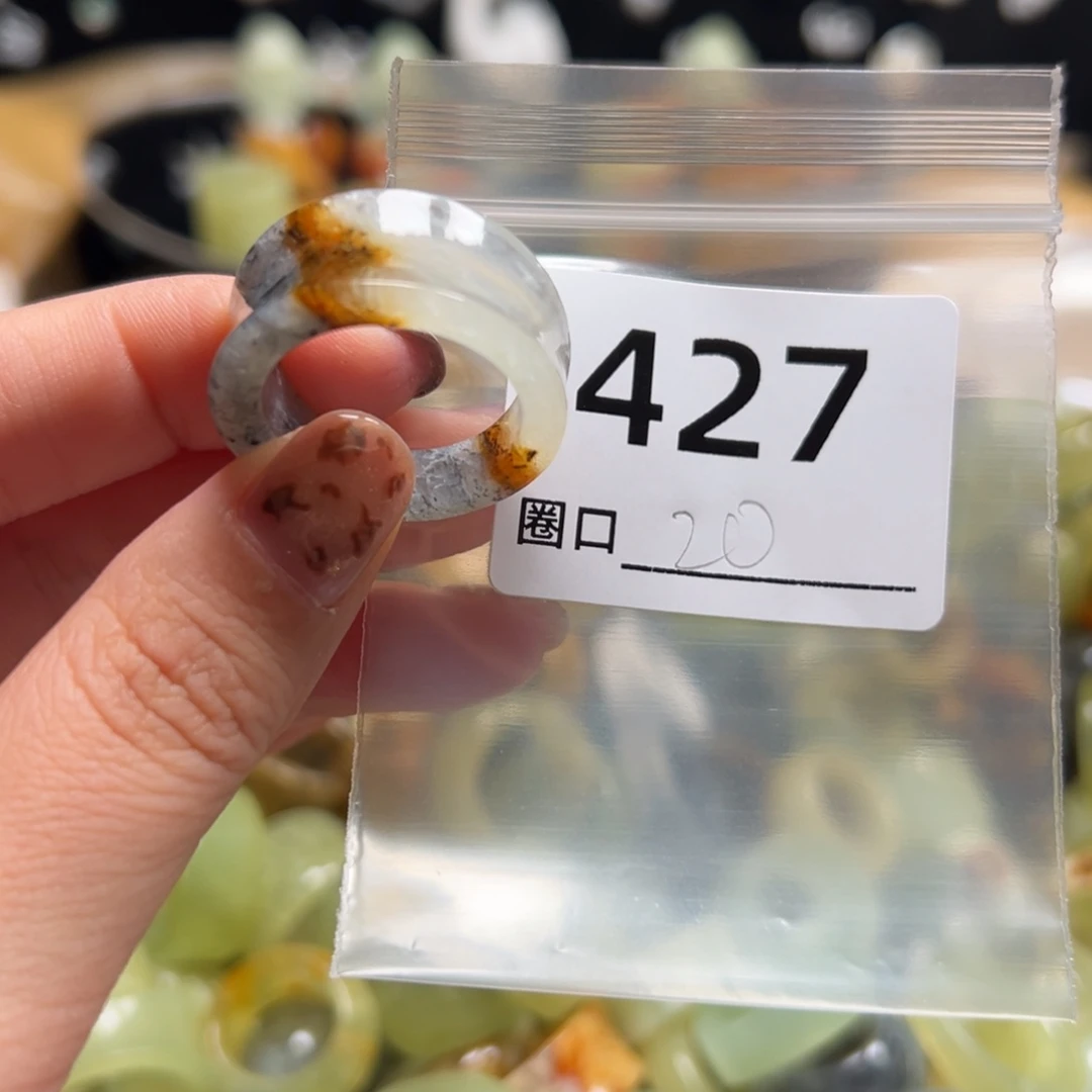 一***排蛇纹石玉未镶嵌戒指