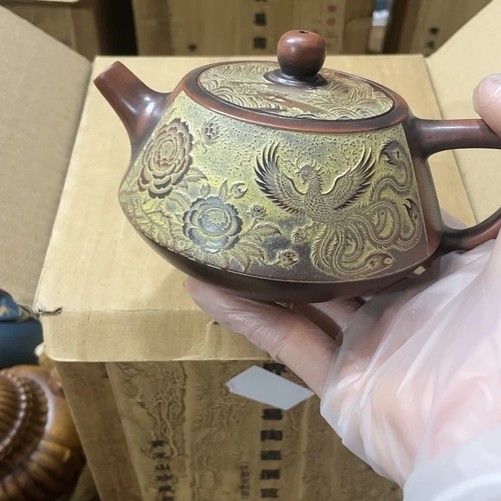 紫砂茶壶矿泥要手工制作的一把紫砂壶。