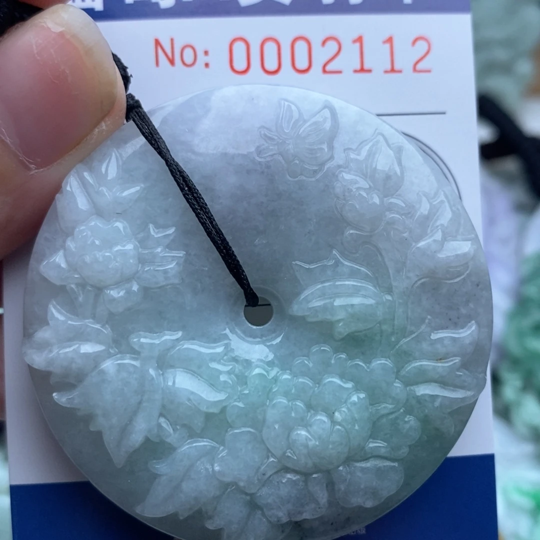 翡翠未镶嵌颈饰在