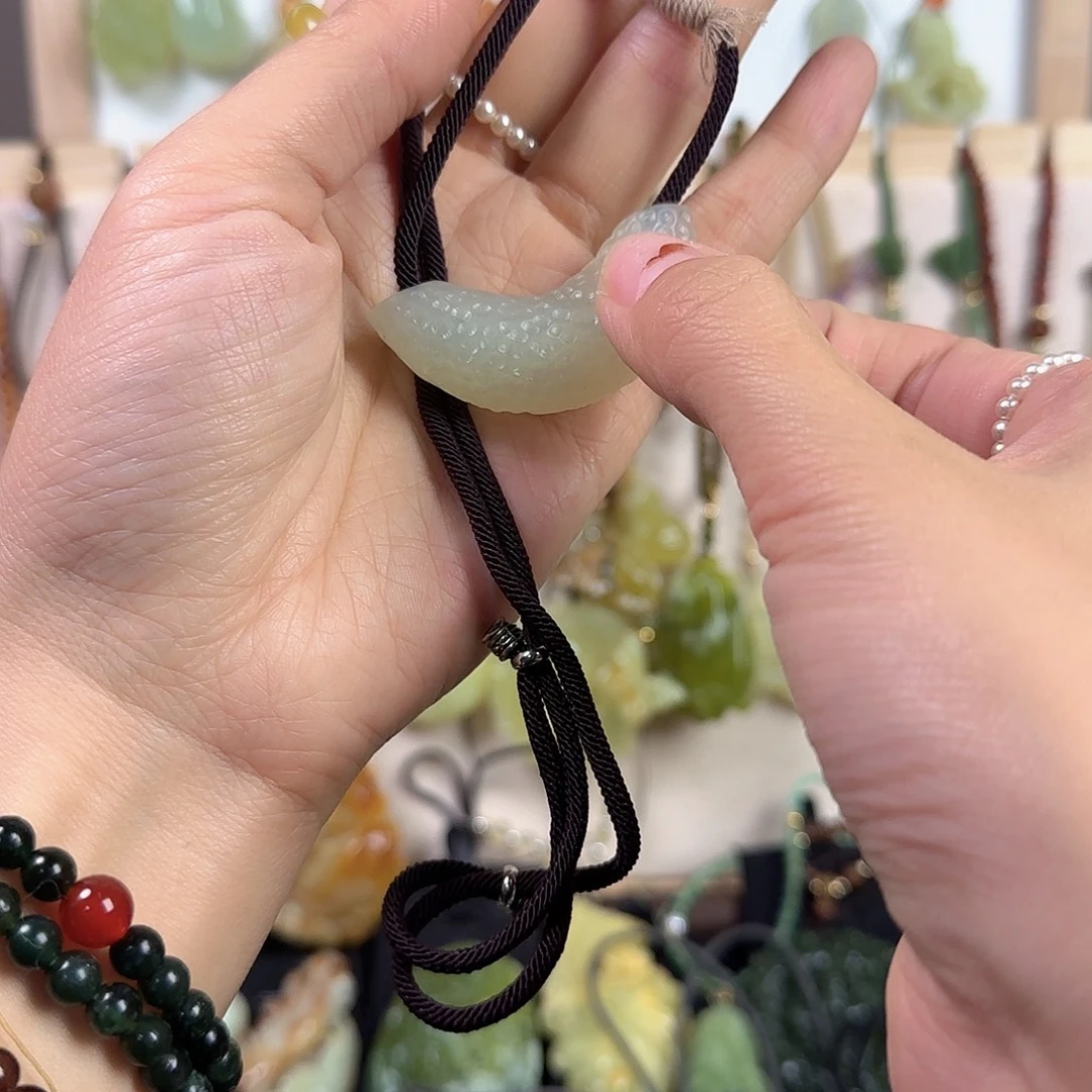 雅***晴蛇纹石玉未镶嵌颈饰