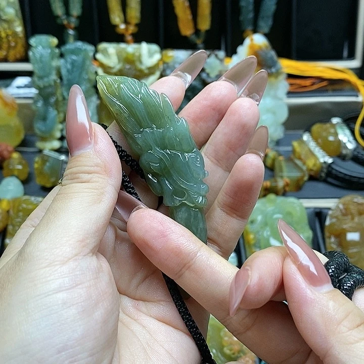 蛇纹石玉颈饰未镶嵌龍**大