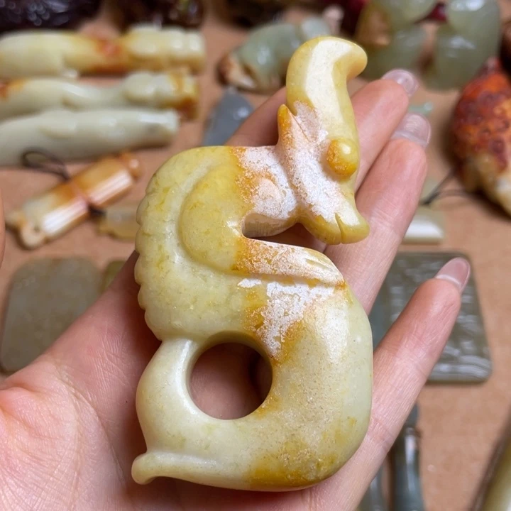 蛇纹石玉未镶嵌颈饰
