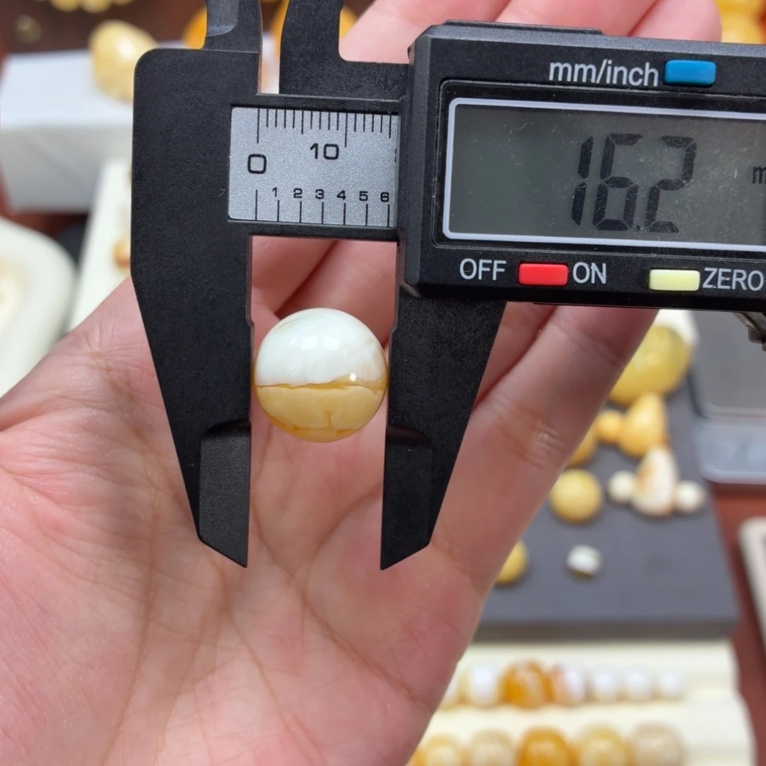 琥珀未镶嵌珠宝奇石俄料荧光白浓蜡圆珠16mm
