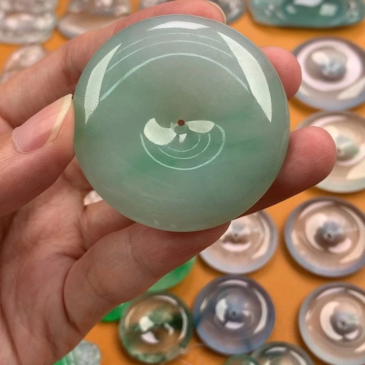 翡翠未镶嵌颈饰……