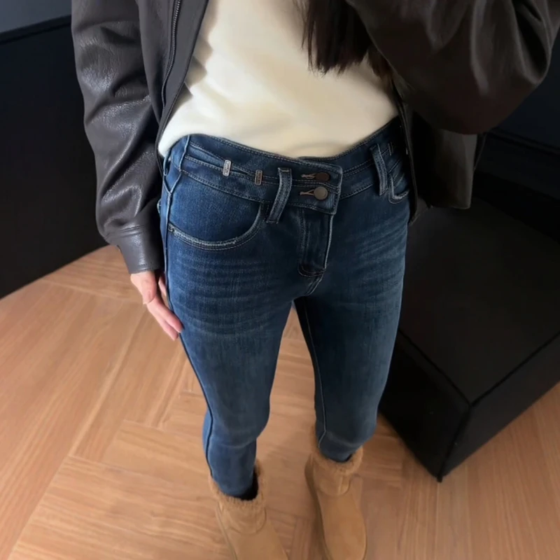 2025冬季新款加绒加厚高腰直筒小脚牛仔裤大码女装修身九分烟管裤