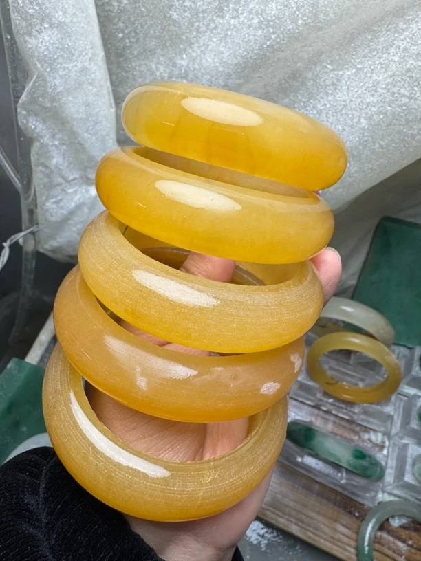 天然玉镯，冰底飘黄时尚经典冰透圆形品质珠宝
