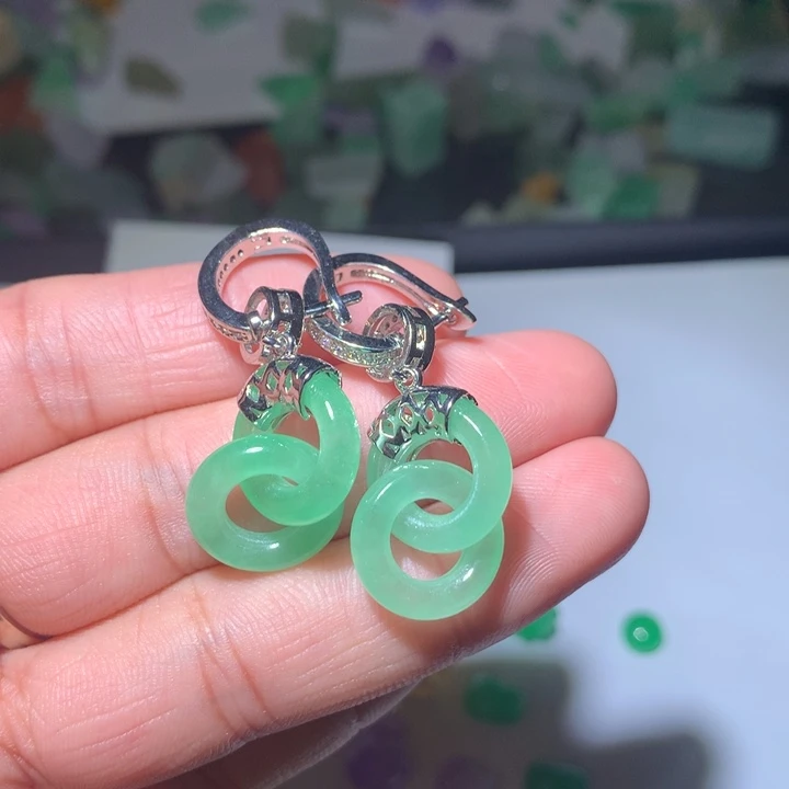 皇***”翡翠未镶嵌颈饰挂件