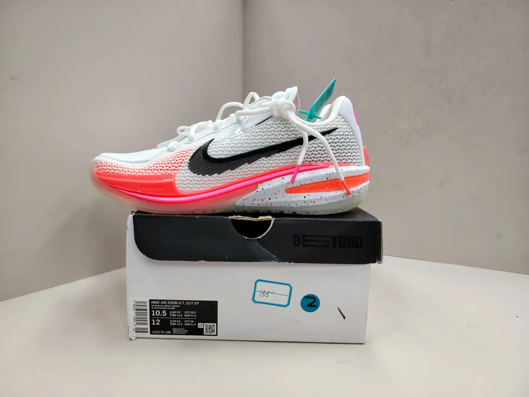 nike cut篮球鞋 44.5码 全新原盒 135号