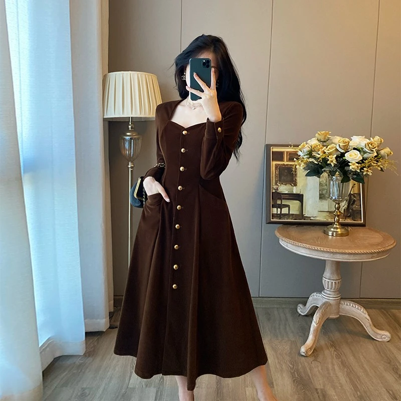 法式赫本风黑色方领丝绒连衣裙女秋冬新款高级感气质高腰大摆裙子