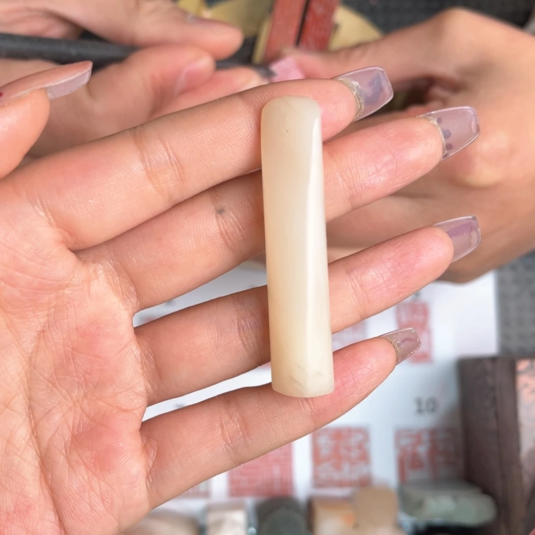 老挝石东*里现场纯手工篆刻