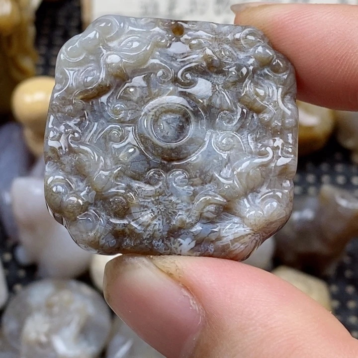 颈饰未镶嵌硅化珊瑚（珊瑚玉）