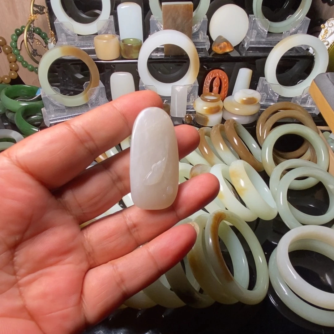 玩***情颈饰未镶嵌和田玉（糖玉）