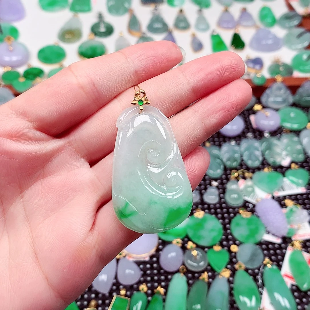 翡翠18K金镶嵌颈饰