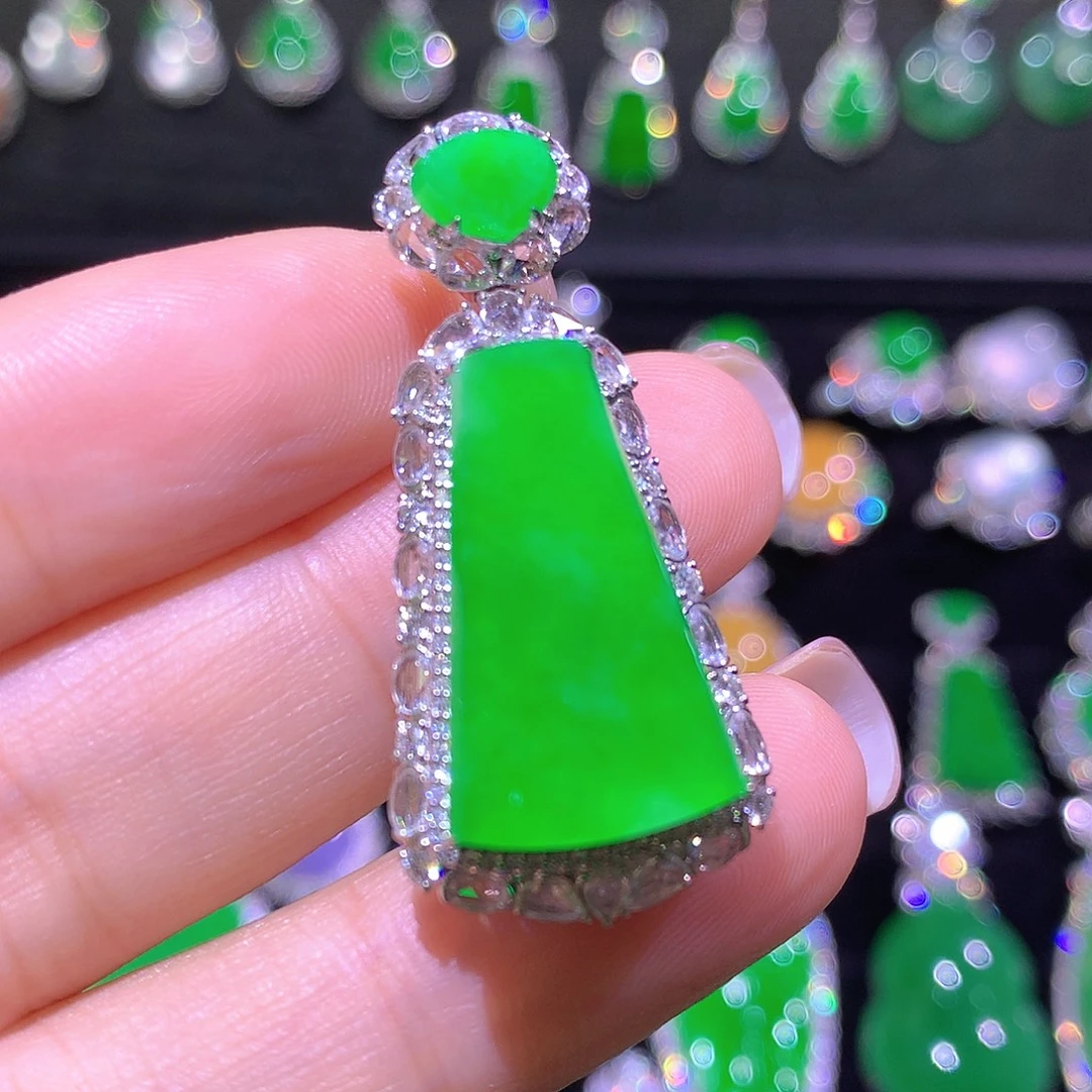 翡翠18K金镶嵌颈饰高冰满绿无事牌吊坠