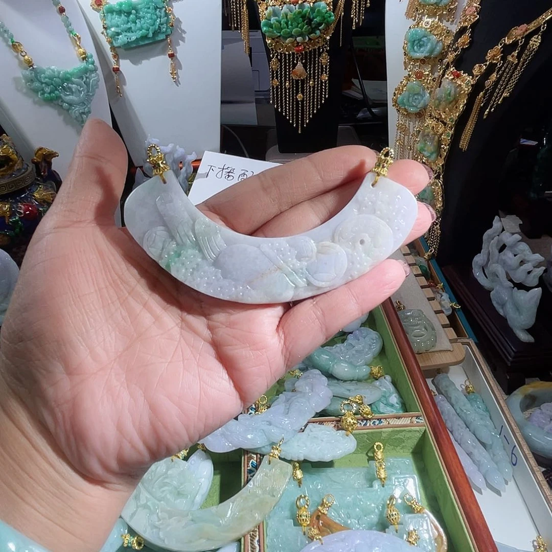 翡翠颈饰未镶嵌铁**桃翡翠八破弯弯