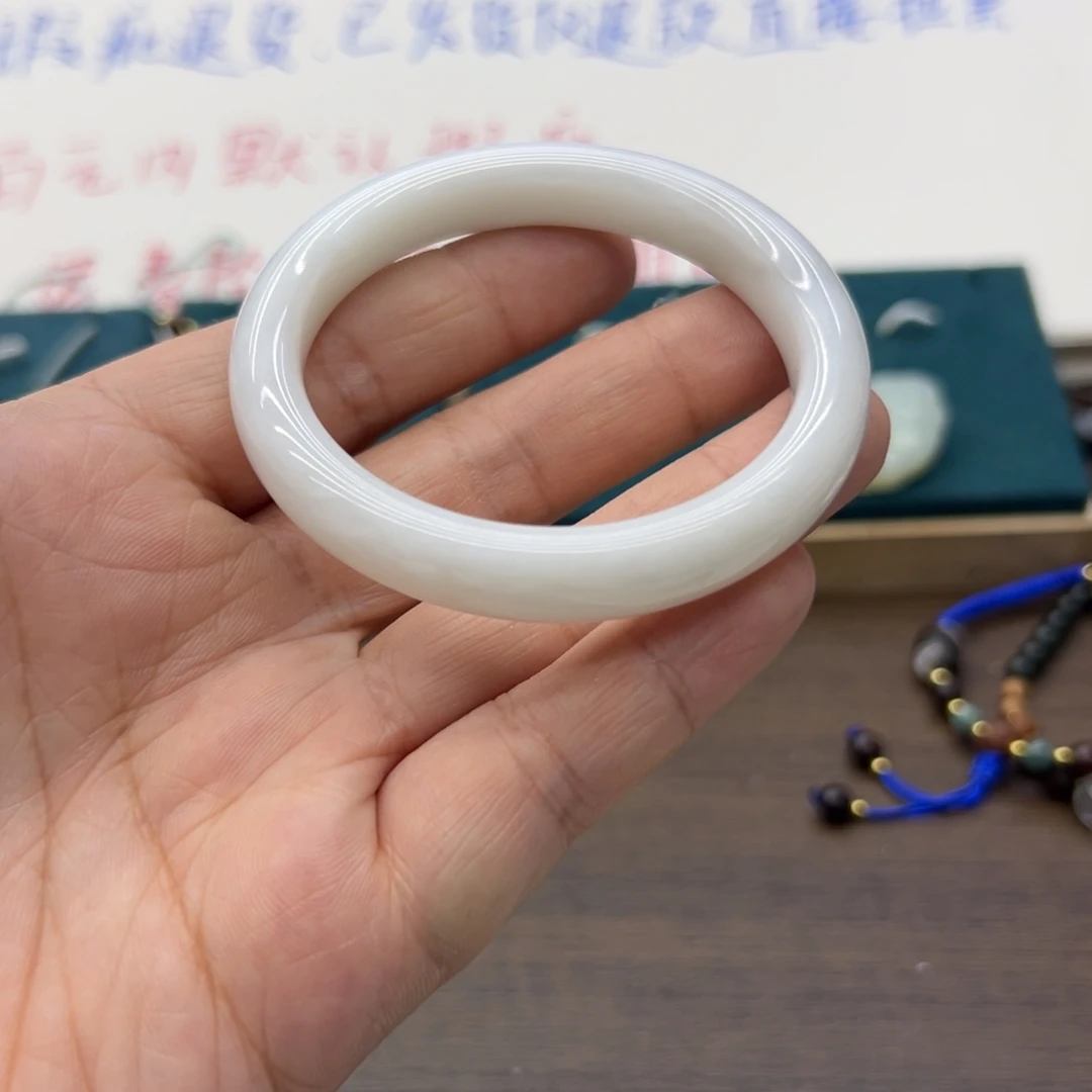 和田玉未镶嵌手镯52.9圈围285瑕