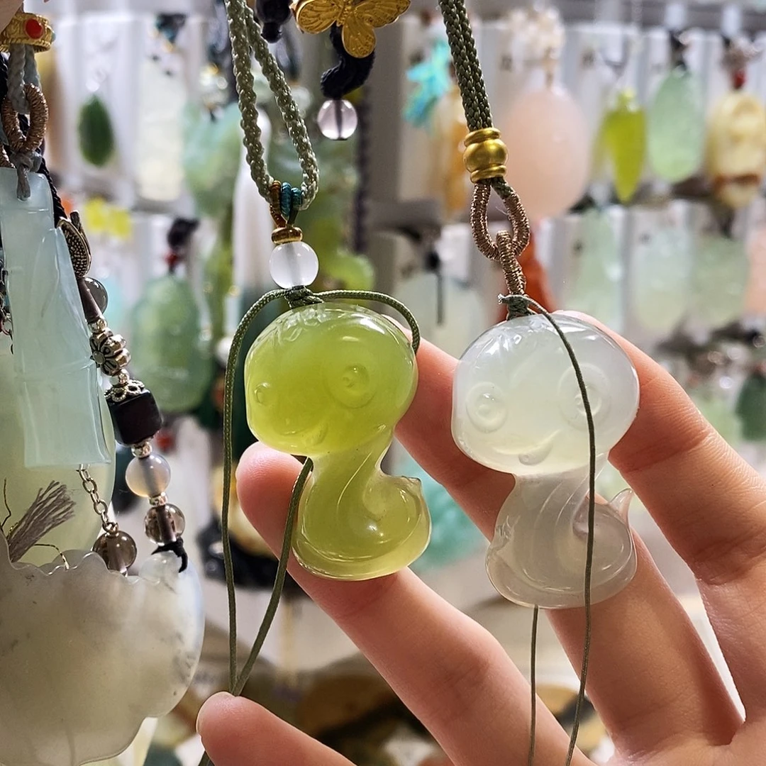 蛇纹石玉未镶嵌颈饰