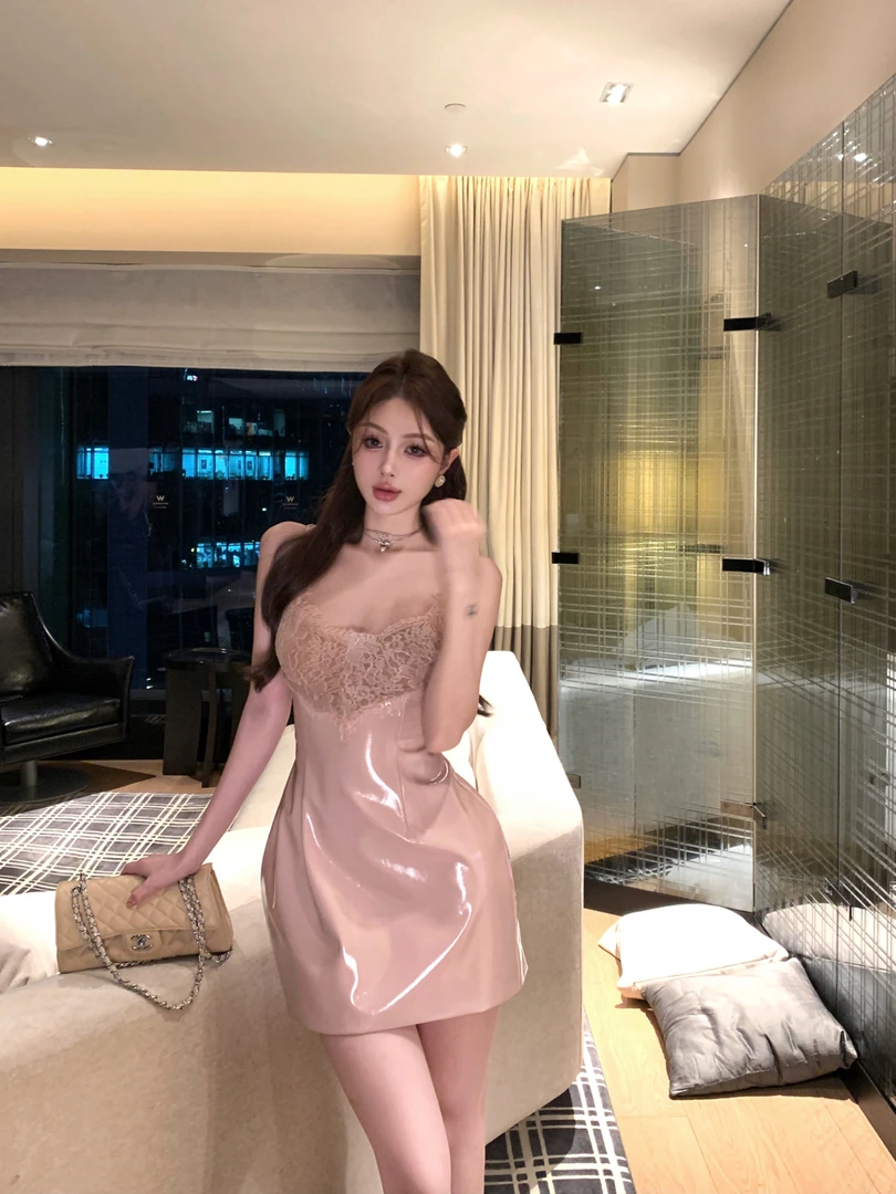 2025夏季复古高级感蕾丝拼接皮裙吊带裙气质性感高腰显瘦连衣裙