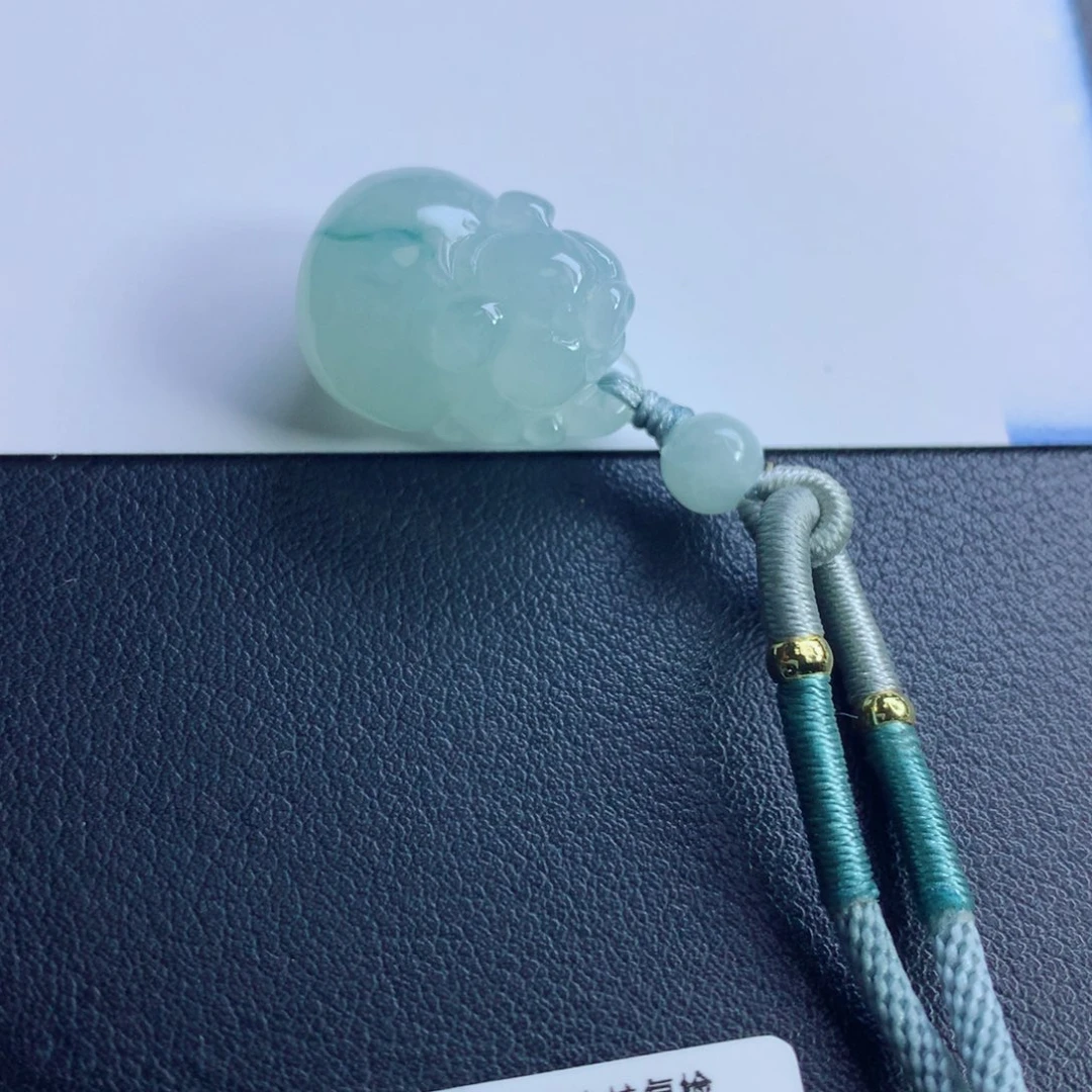 翡翠未镶嵌颈饰小猪
