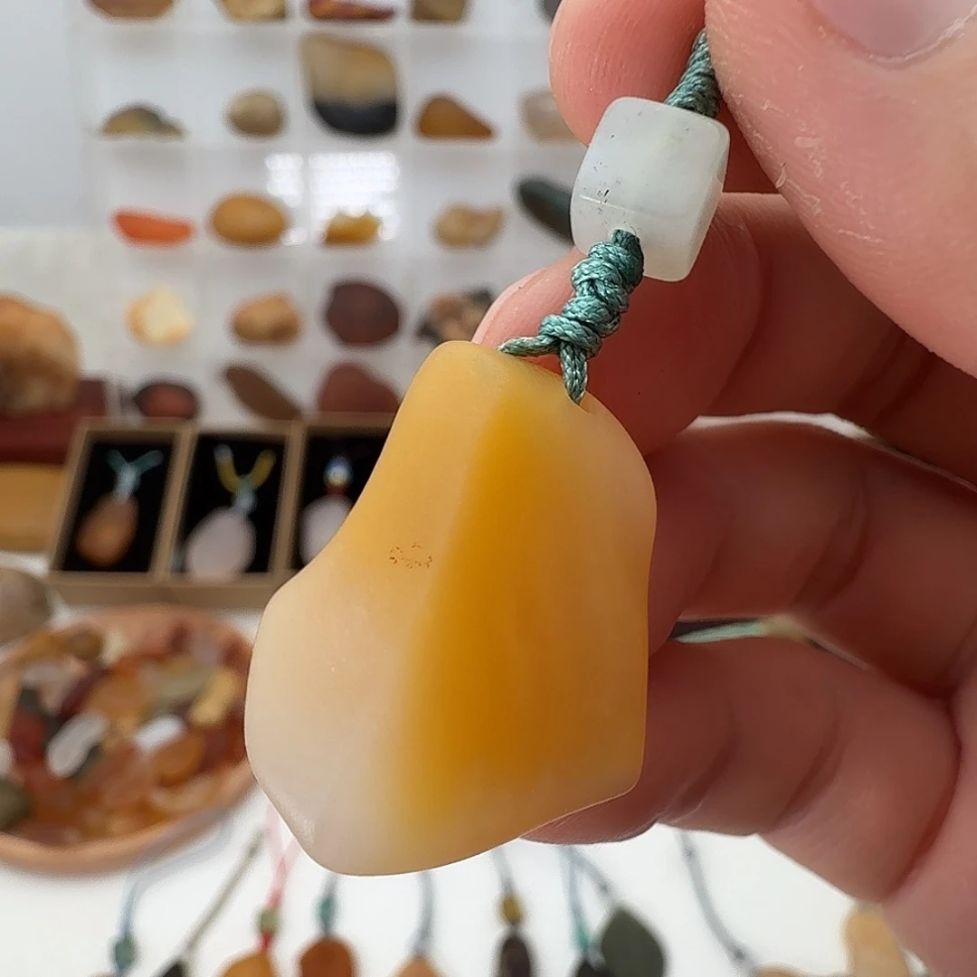 只买单纯的吊坠，没带链子，属的性质。