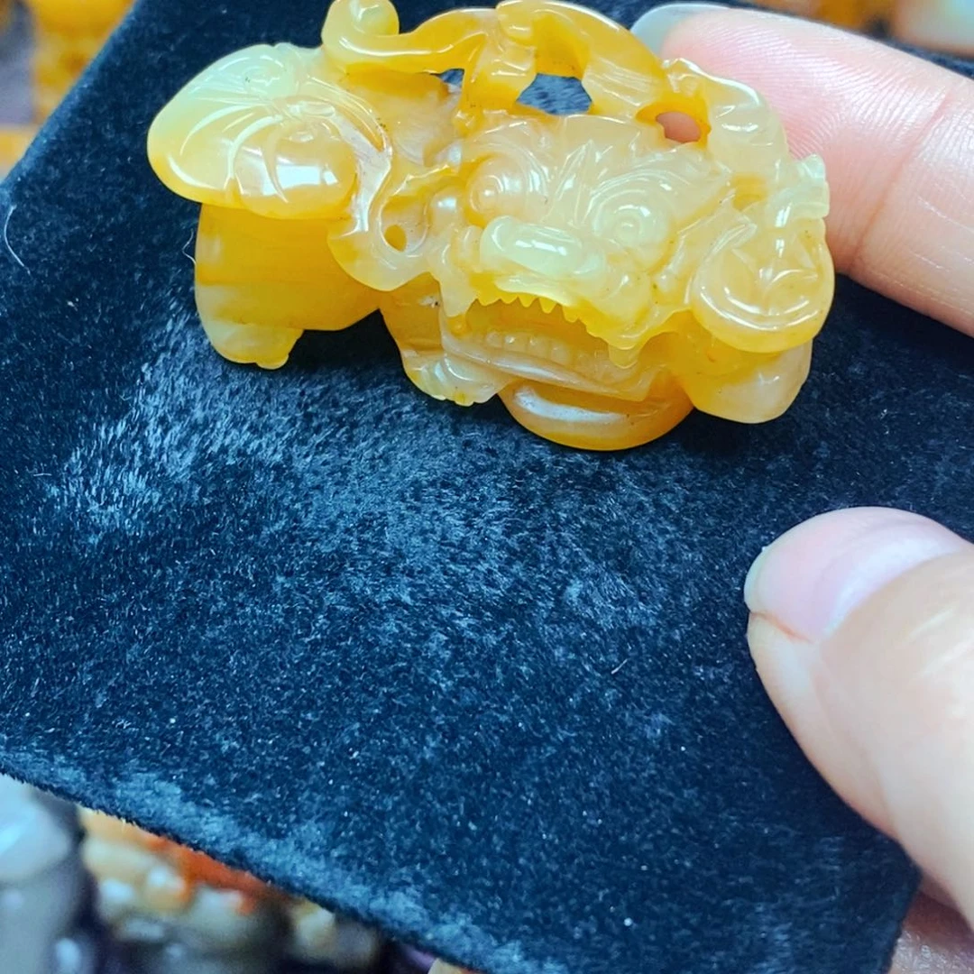 颈饰未镶嵌石英岩玉