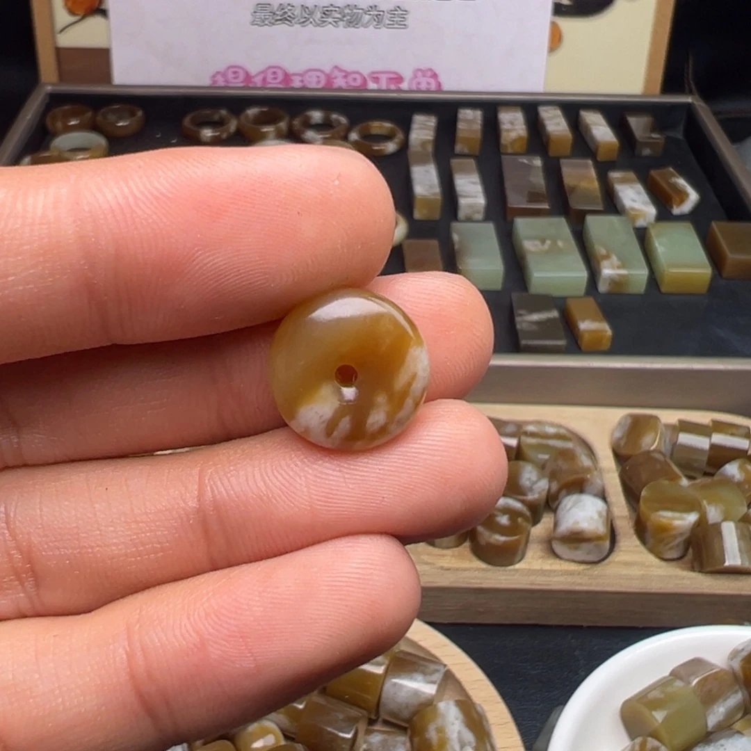 和田玉（糖玉）未镶嵌珠宝奇石平安扣