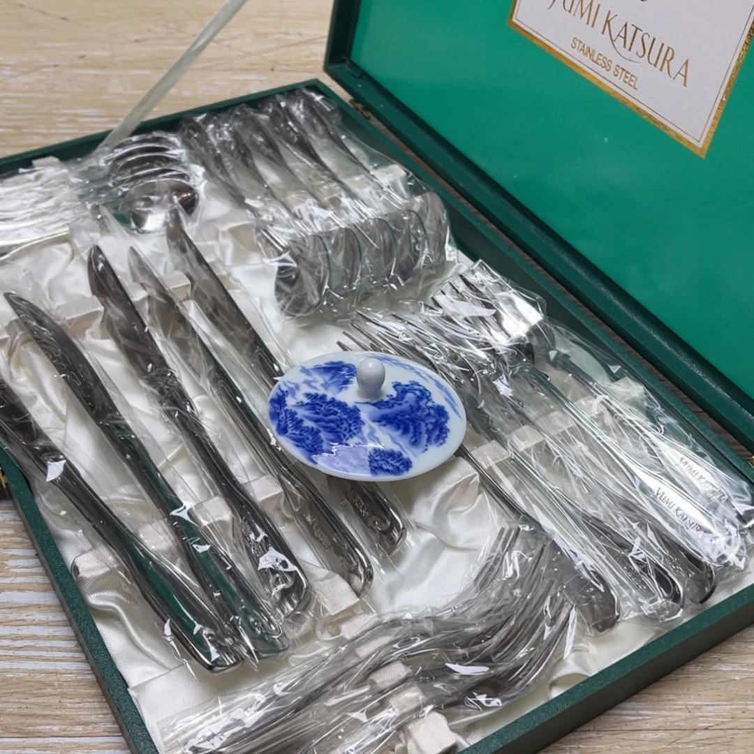 瓷片密密麻麻地排列着一个