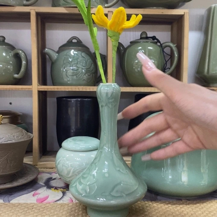 摆件蒜头瓶鱼戏莲
