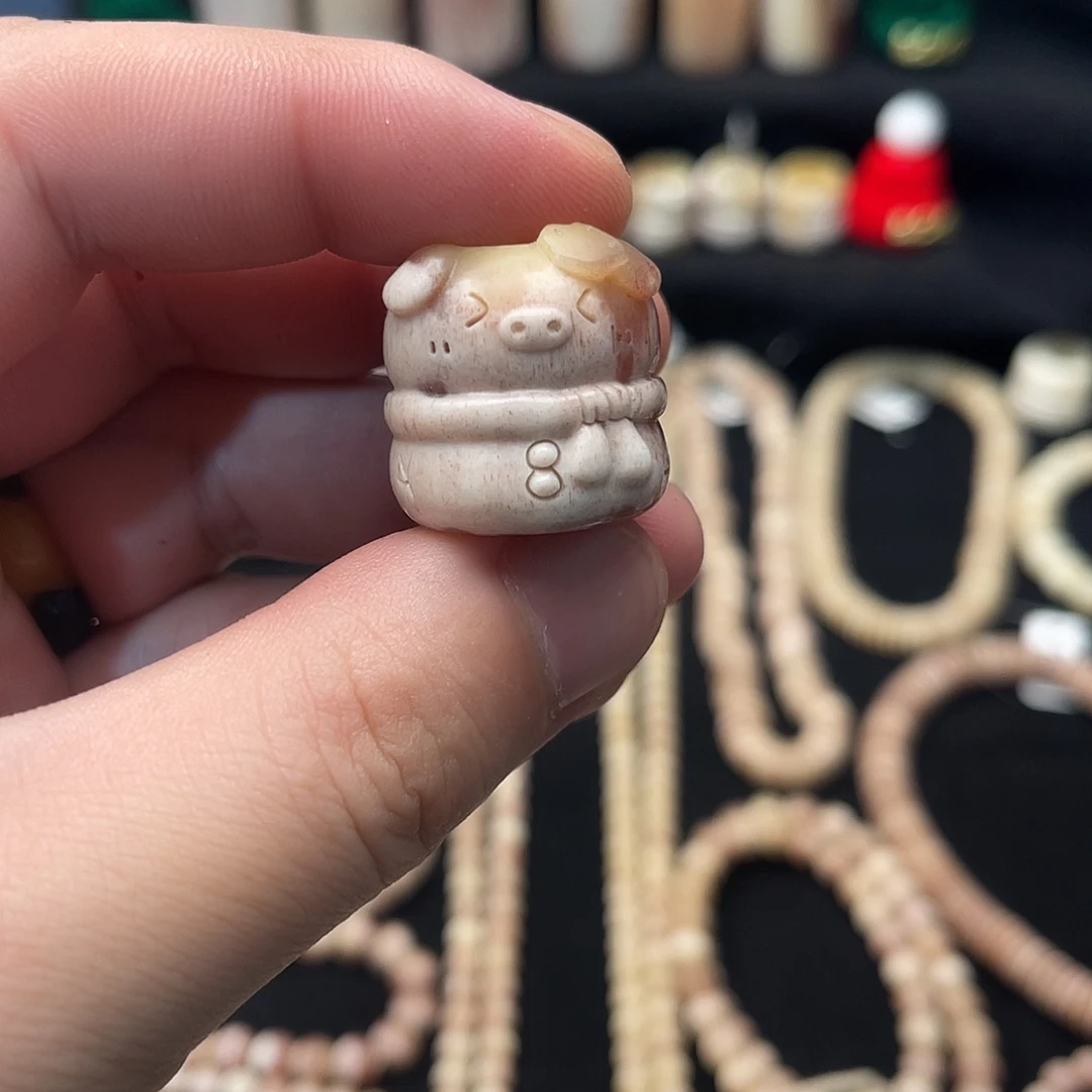精品马骨雕刻小猪