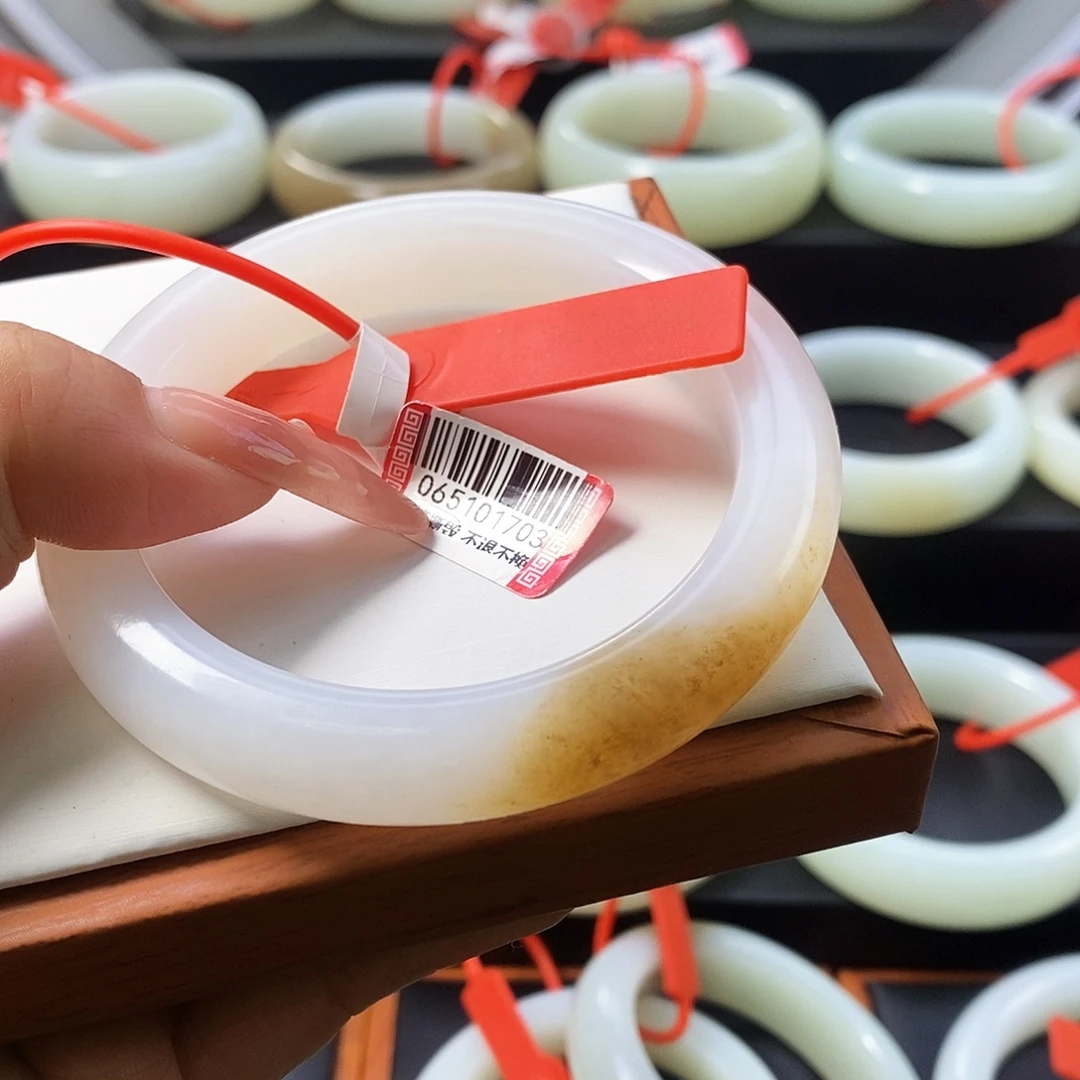 珠***珠和田玉未镶嵌手镯