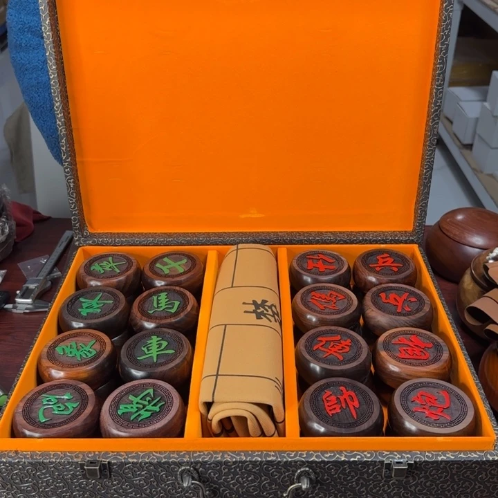 水晶老挝大红酸枝8公分大象棋带仿皮盒一套