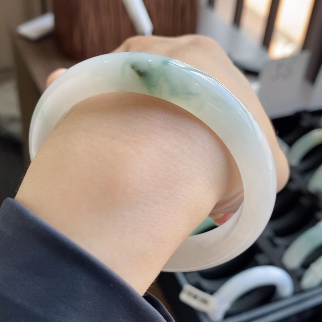 翡翠手镯未镶嵌牛奶底飘花58