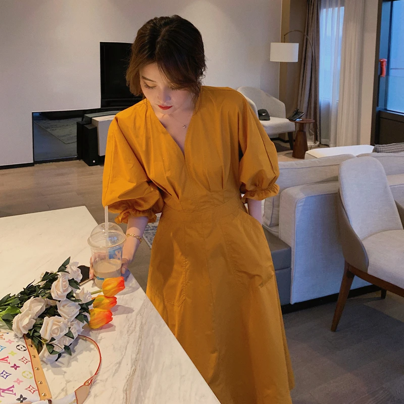 茶歇法式黄色V领连衣裙女夏季2025新款高级感收腰显瘦泡泡袖长裙