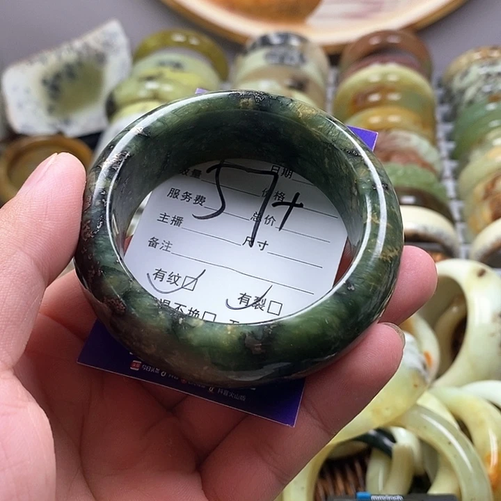 未镶嵌蛇纹石玉手镯上**丁