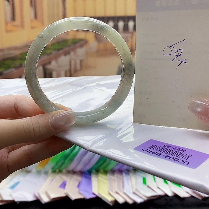 翡翠手镯未镶嵌vgg