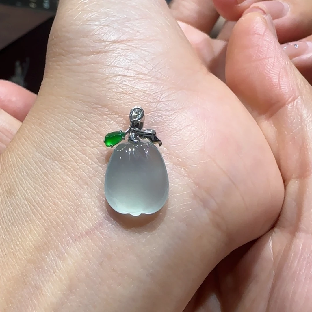 翡翠18K金镶嵌颈饰小苹果