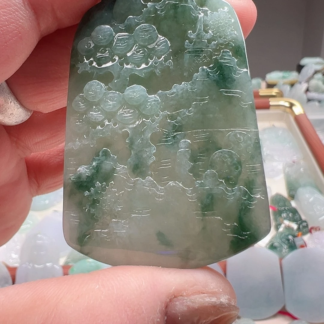 翡翠未镶嵌颈饰山水