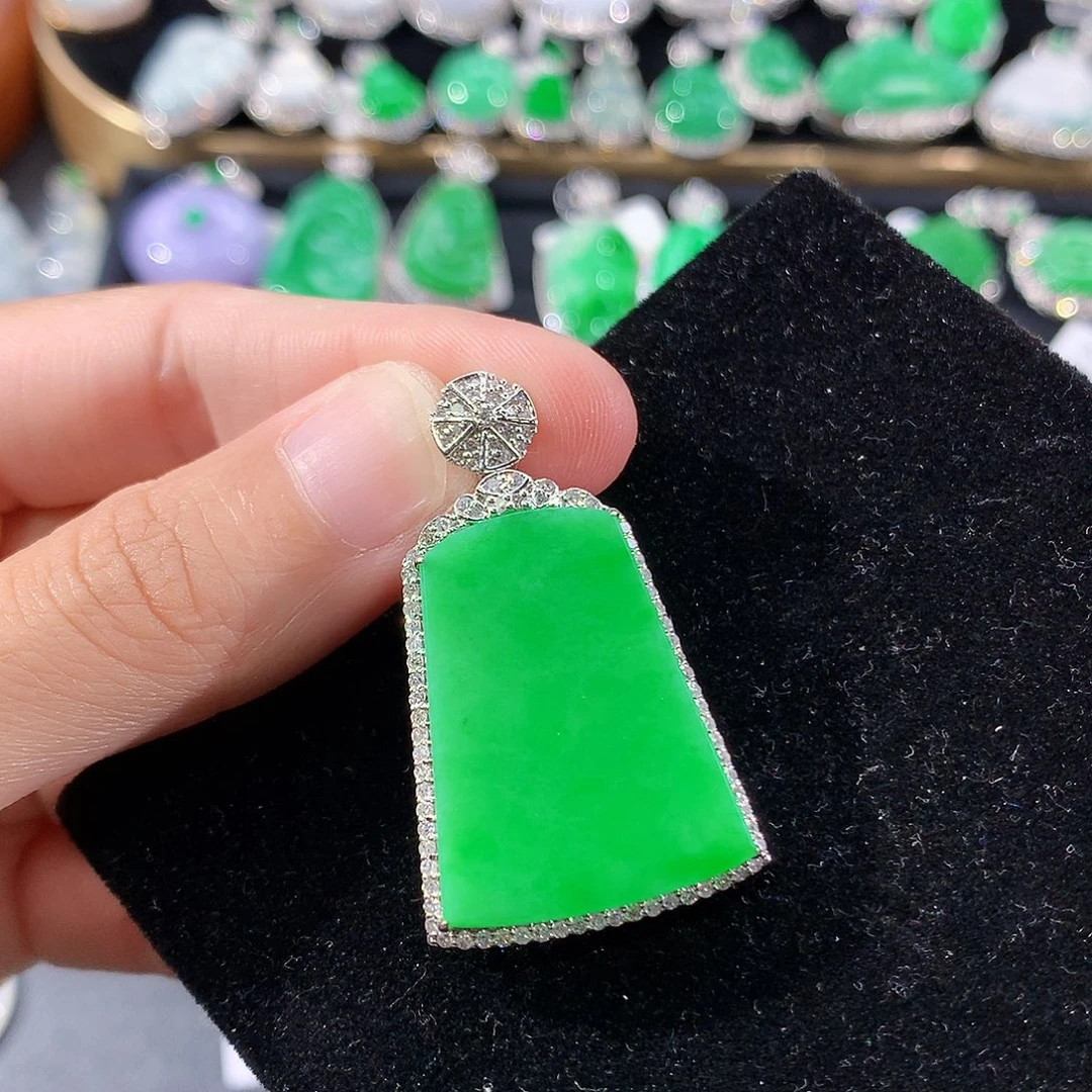 翡翠18K金镶嵌颈饰