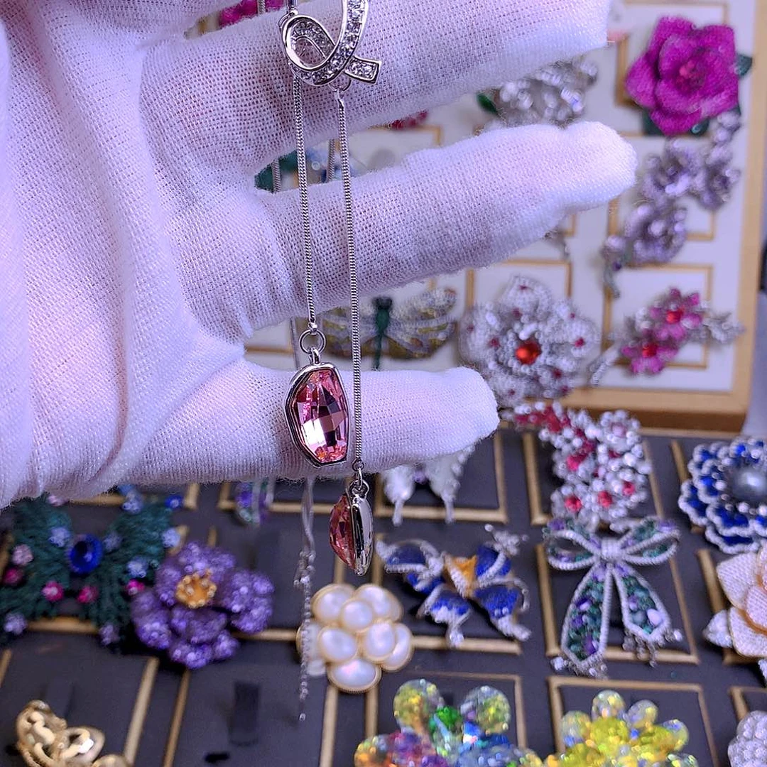 铜合金仿水晶胸针