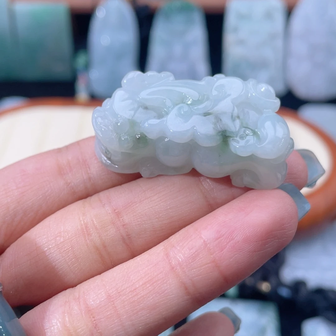 翡翠未镶嵌颈饰貔貅