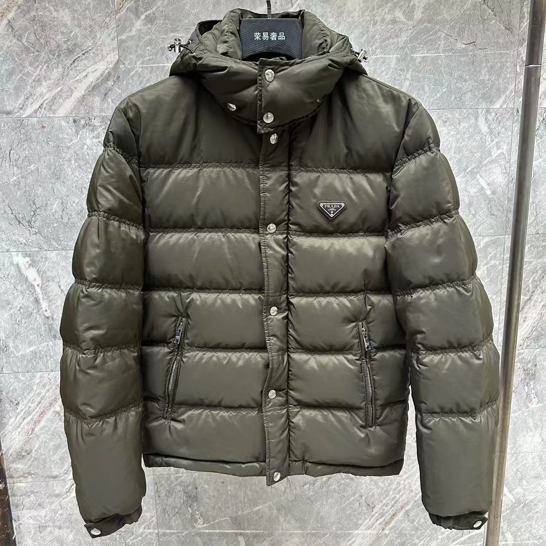 未使用 Prada/普拉达 军绿色钢标连帽羽绒服/M码