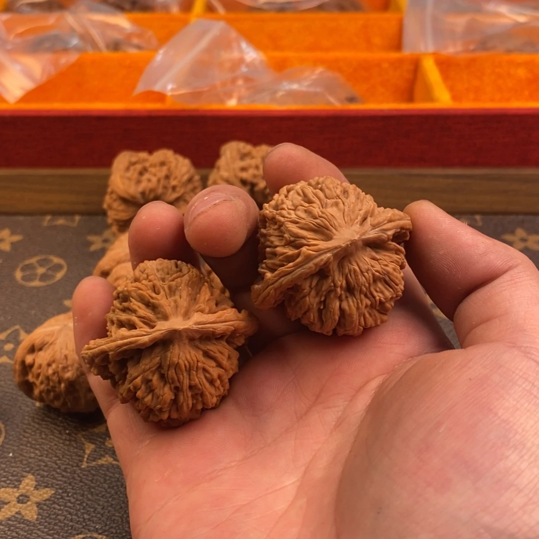 文玩核桃精品对四座楼