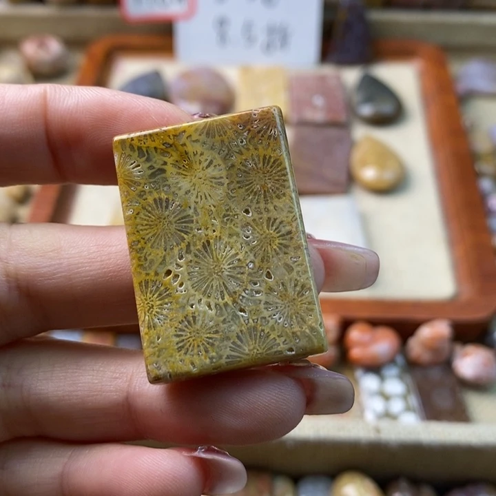 颈饰合金石英岩玉