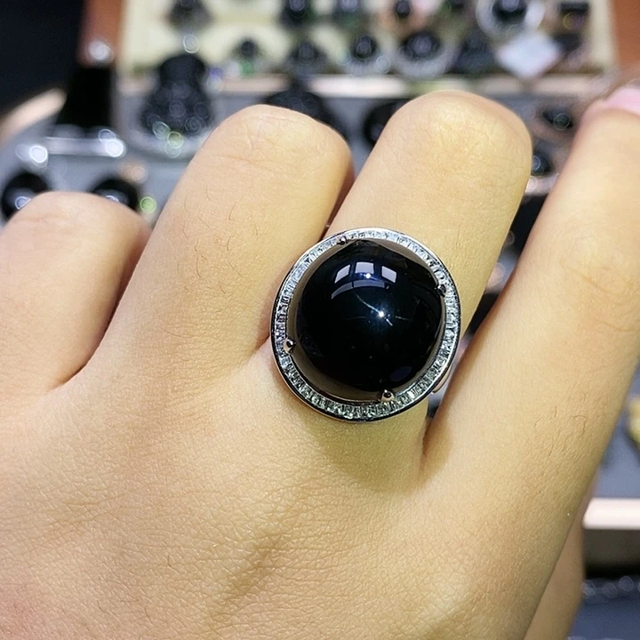 18K金镶嵌戒指翡翠心*蛋面