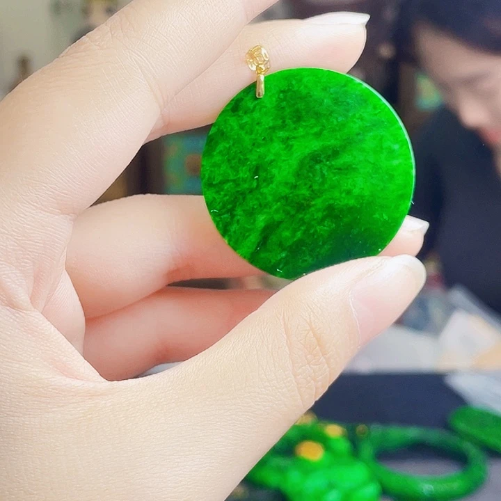 翡翠18K金镶嵌颈饰多样性