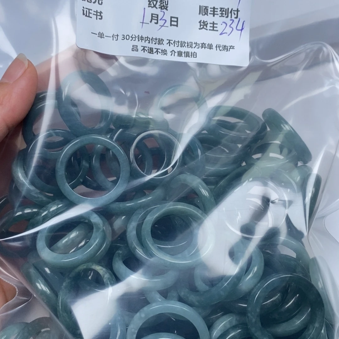 辣***翠翡翠未镶嵌颈饰翡翠