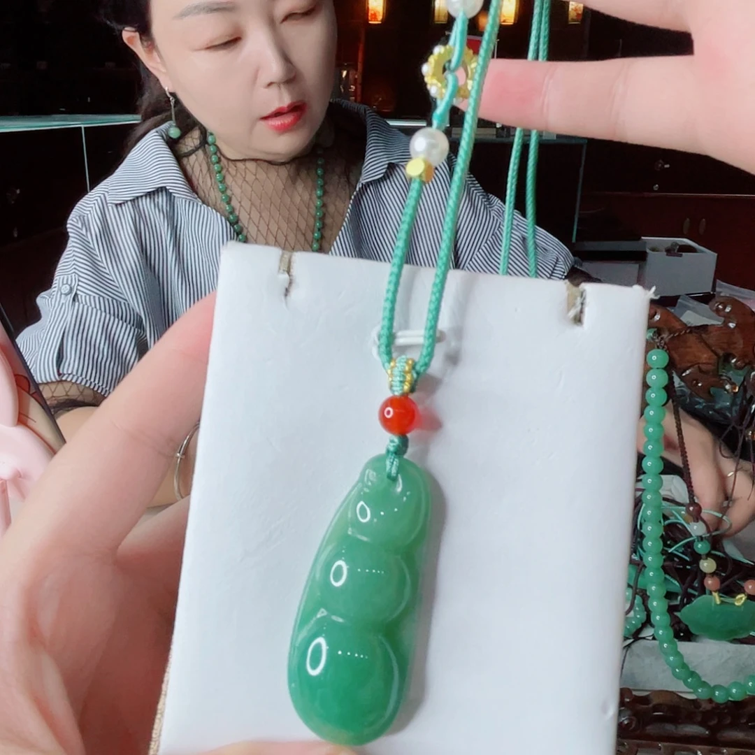 颈饰未镶嵌密玉（石英质玉）